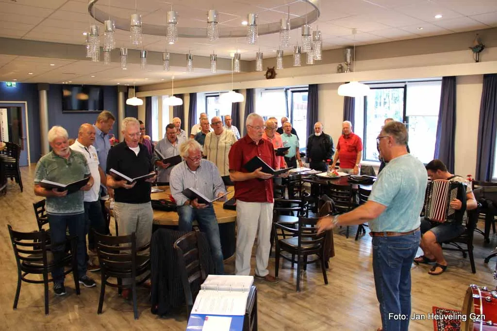 Visserskoor Spakenburg bij de oefenavond in 'T Maatjeshuijs