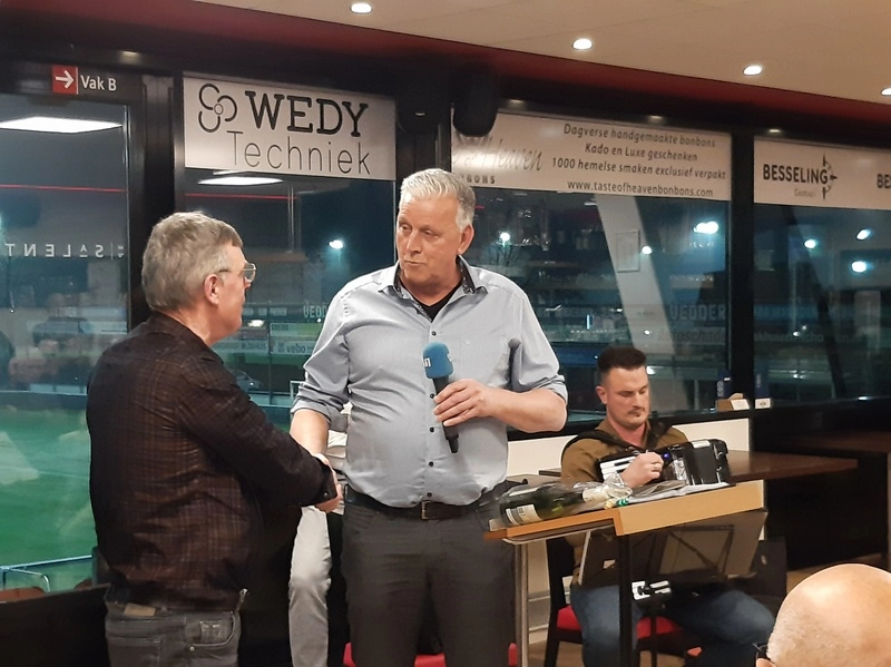 Rudi Korpadi krijgt speldje van het Spakenburgs Visserskoor