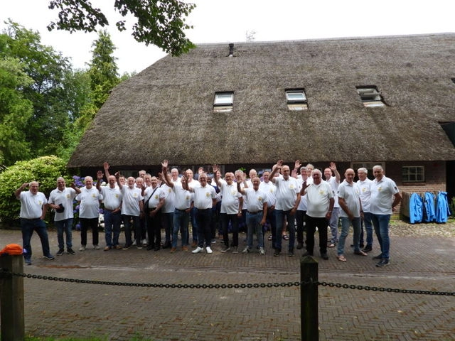 Leden van het Spakenburgs Visserskoor genieten samen van een gezellig koorweekend.