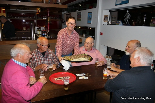 Spakenburgs Visserskoor wordt getrakteerd op haring